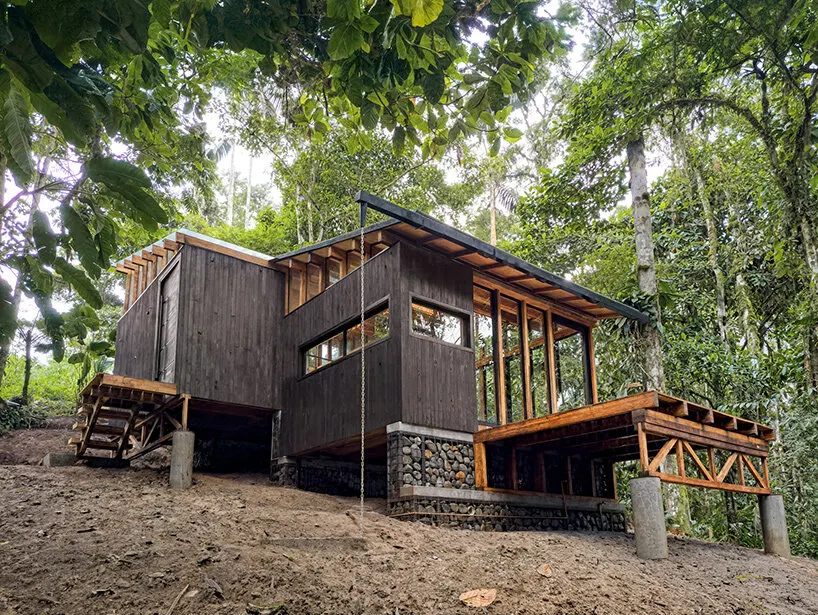 Chocó Pambil Refuge: деревянный приют Minqa Atelier на крутом склоне в эквадорском лесу Chocó