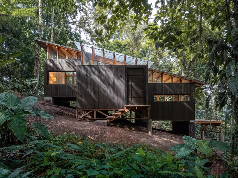 Chocó Pambil Refuge: деревянный приют Minqa Atelier на крутом склоне в эквадорском лесу Chocó