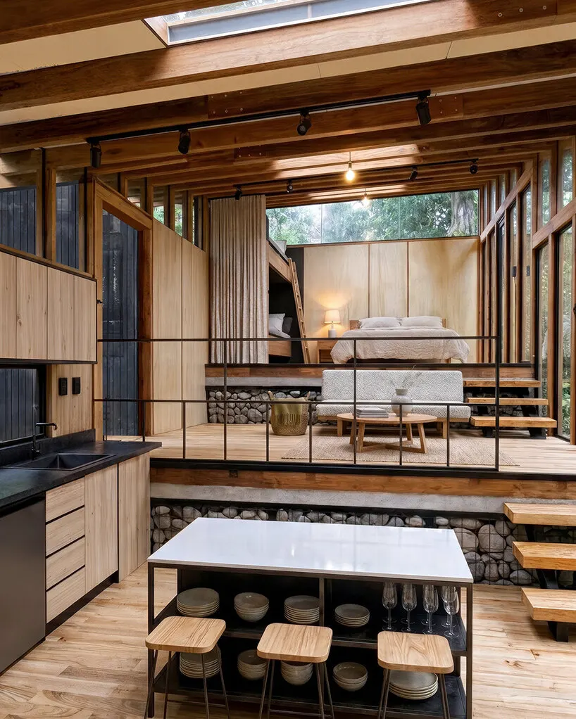 Chocó Pambil Refuge: деревянный приют Minqa Atelier на крутом склоне в эквадорском лесу Chocó
