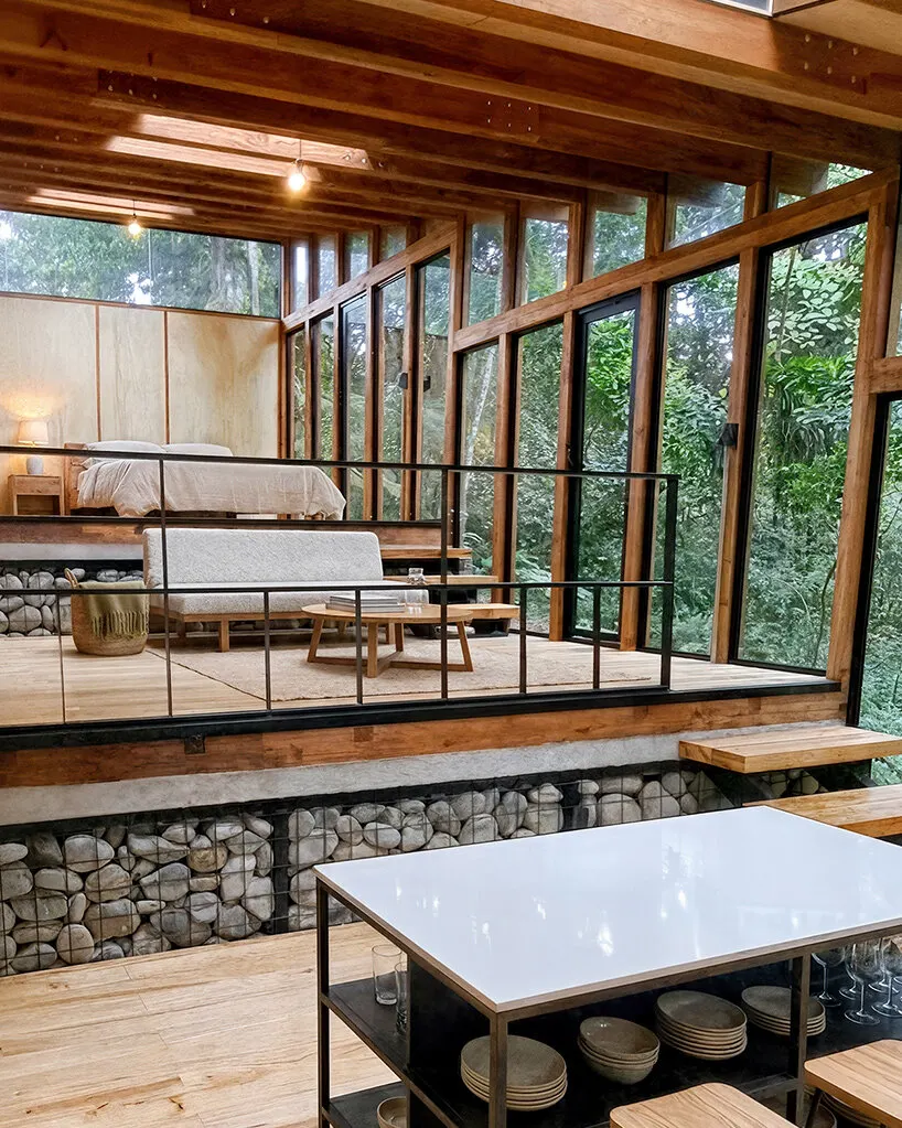 Chocó Pambil Refuge: деревянный приют Minqa Atelier на крутом склоне в эквадорском лесу Chocó