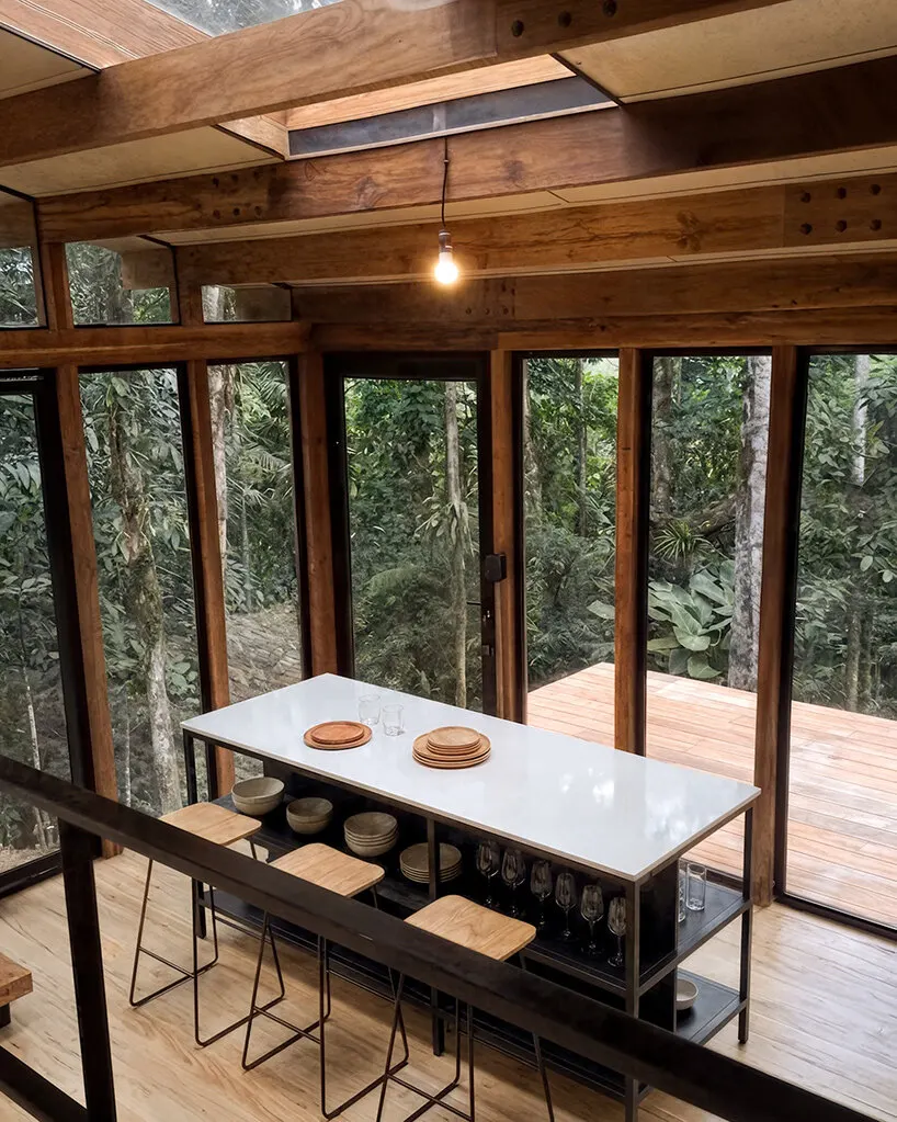 Chocó Pambil Refuge: деревянный приют Minqa Atelier на крутом склоне в эквадорском лесу Chocó