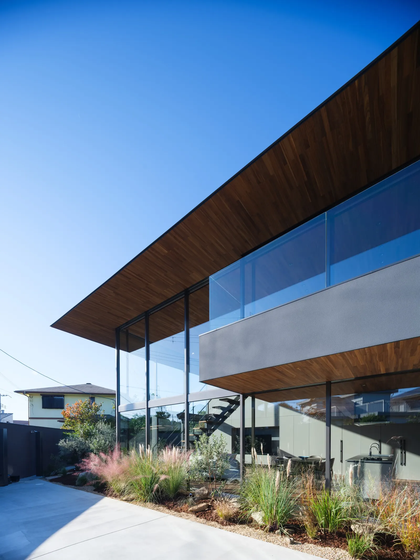 Moment Residence / APOLLO Architects & Associates — дом на склоне в Сакае