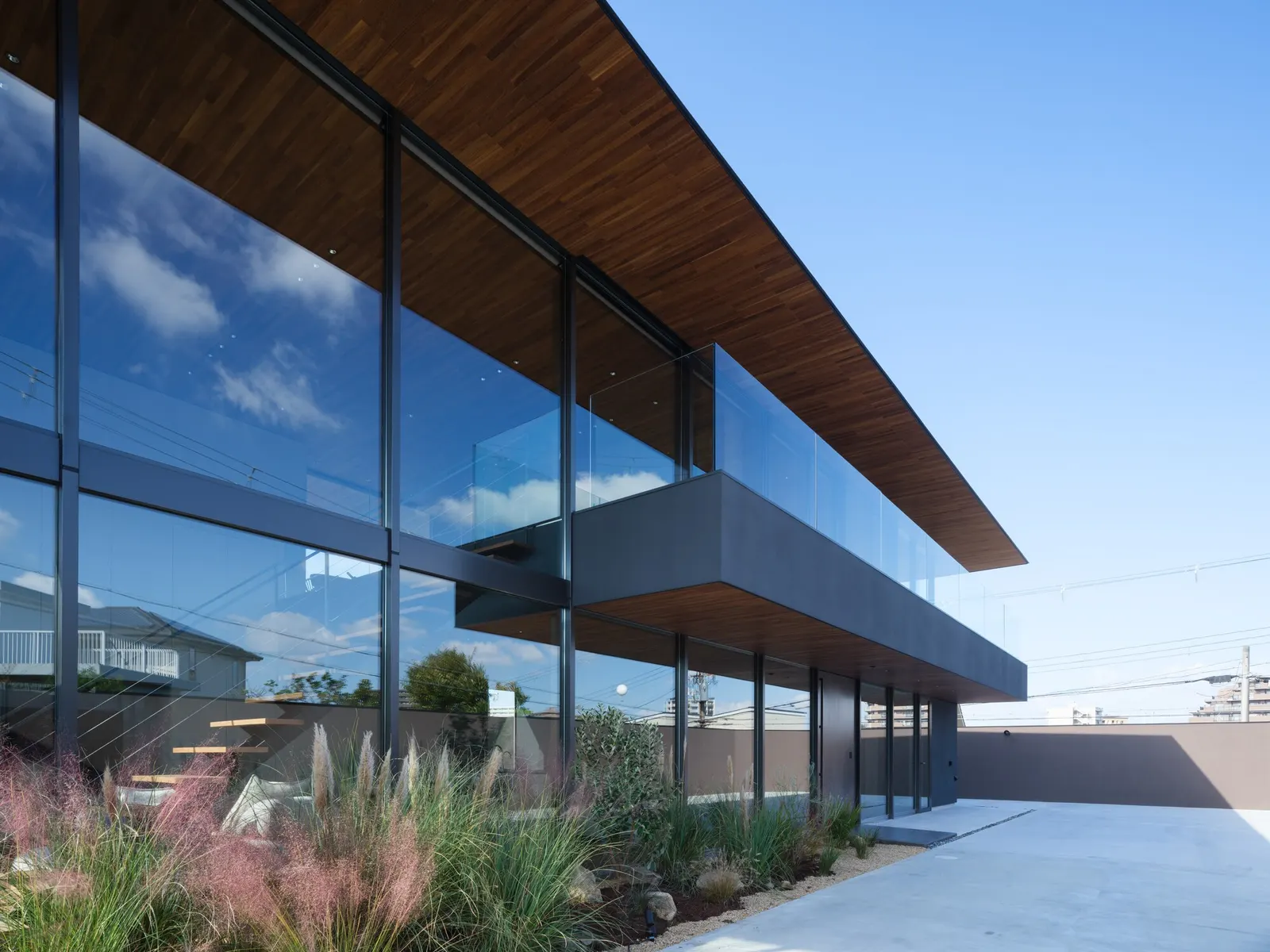 Moment Residence / APOLLO Architects & Associates — дом на склоне в Сакае