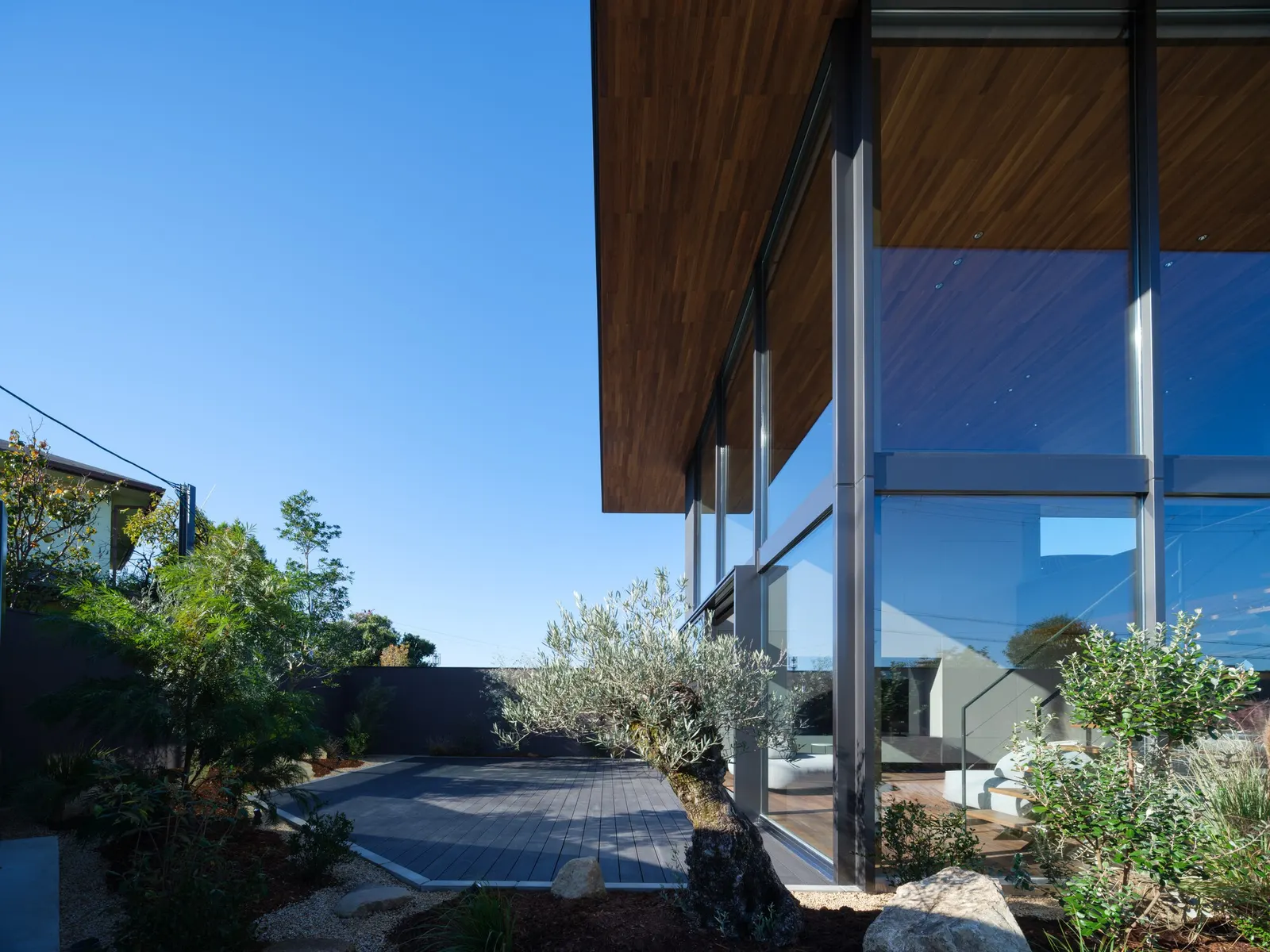 Moment Residence / APOLLO Architects & Associates — дом на склоне в Сакае