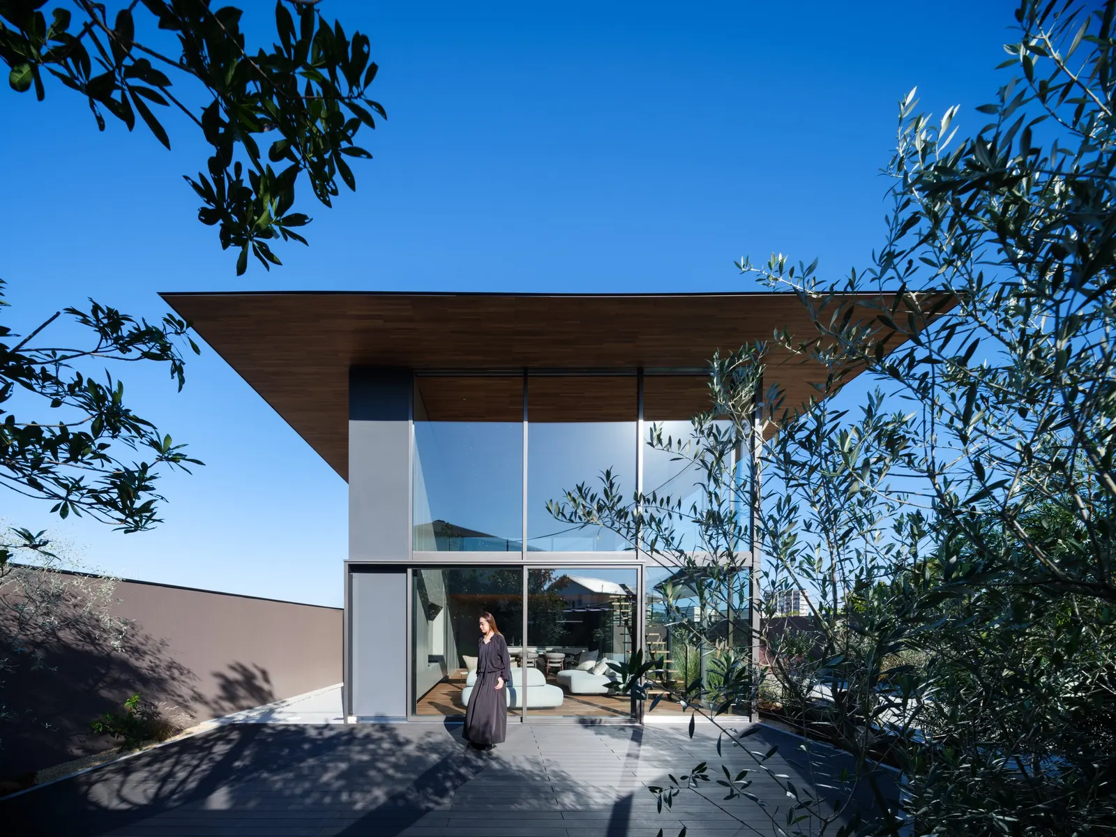 Moment Residence / APOLLO Architects & Associates — дом на склоне в Сакае