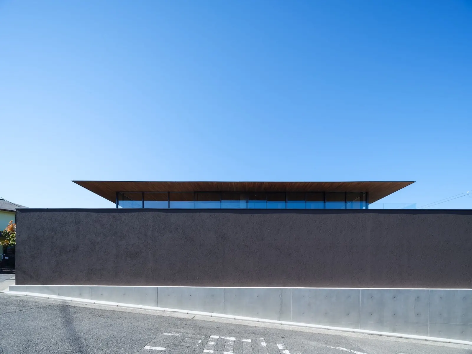 Moment Residence / APOLLO Architects & Associates — дом на склоне в Сакае