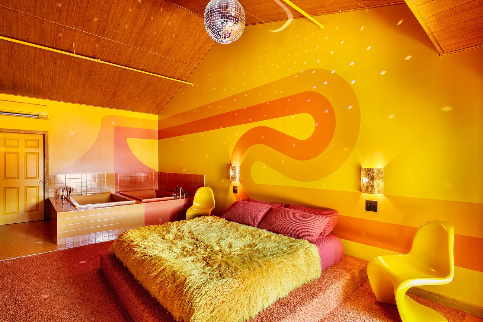 Neon signs and retro rooms: книга Элли Сеймур о мотелях mid-century по США