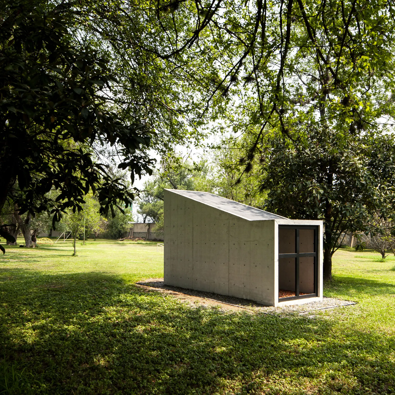 Oratory Chapel / S-AR — небольшая часовня из железобетона в Сантьяго, Мексика