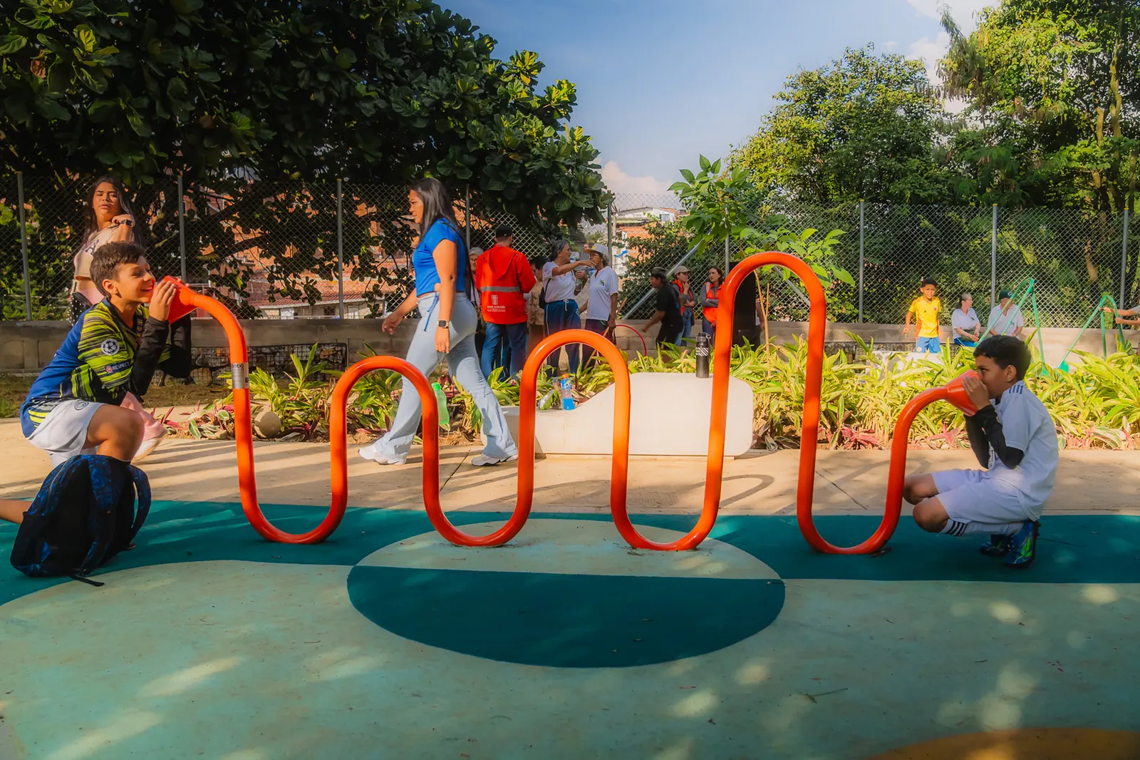 Сеть детских игровых пространств в Медельине: Tejiendo Hogares / Juguemos en el Parque