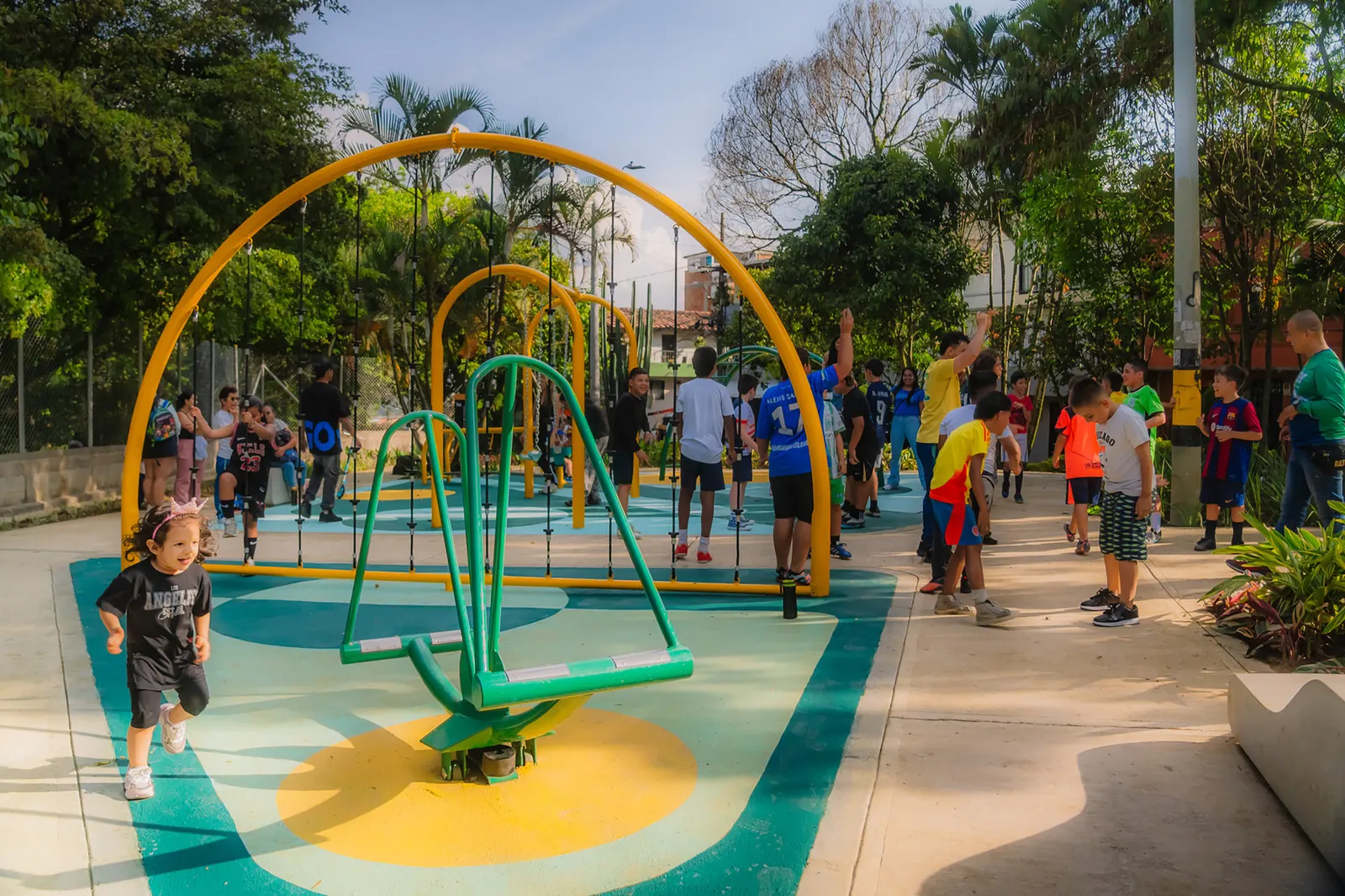 Сеть детских игровых пространств в Медельине: Tejiendo Hogares / Juguemos en el Parque