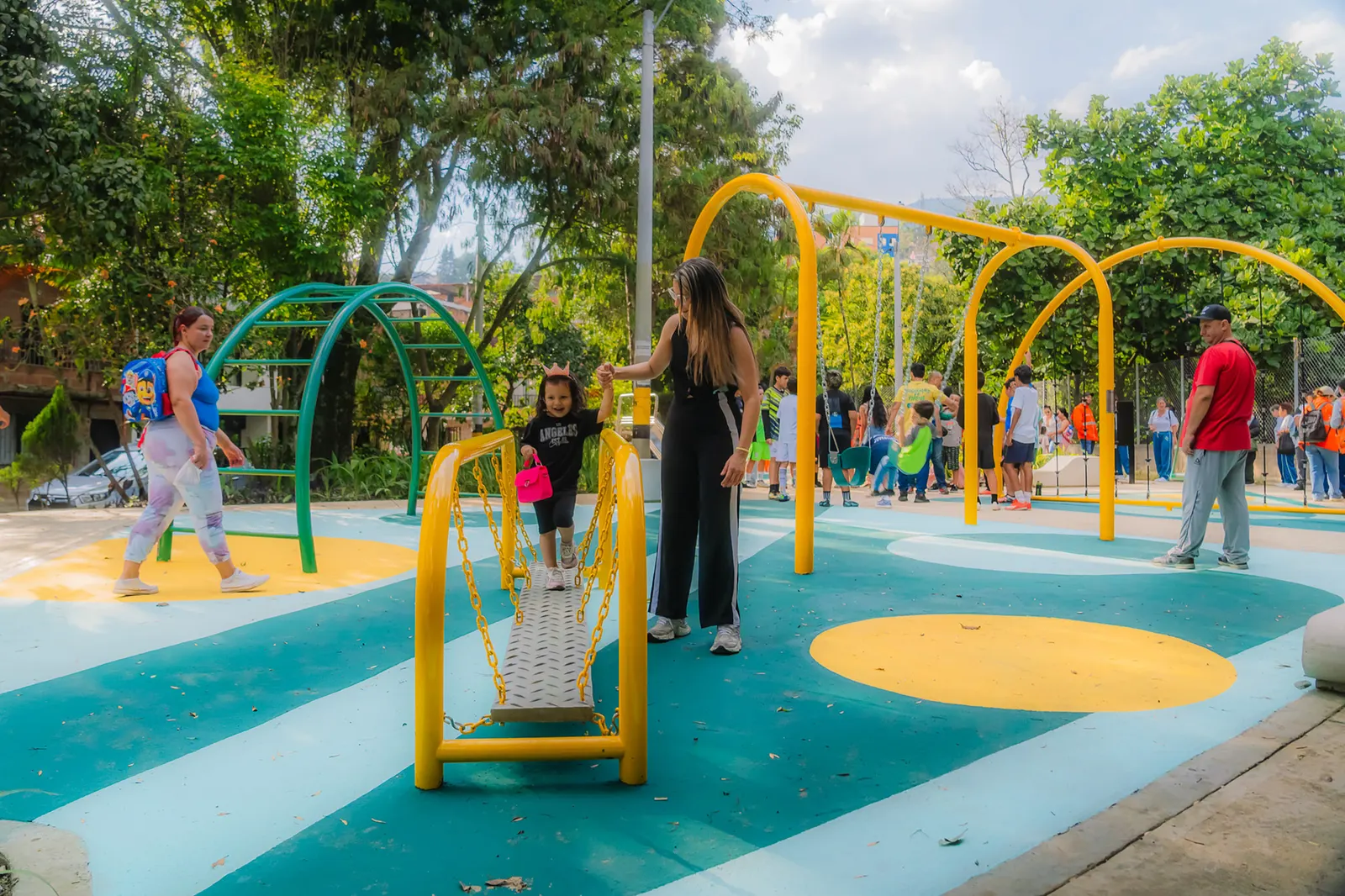 Сеть детских игровых пространств в Медельине: Tejiendo Hogares / Juguemos en el Parque