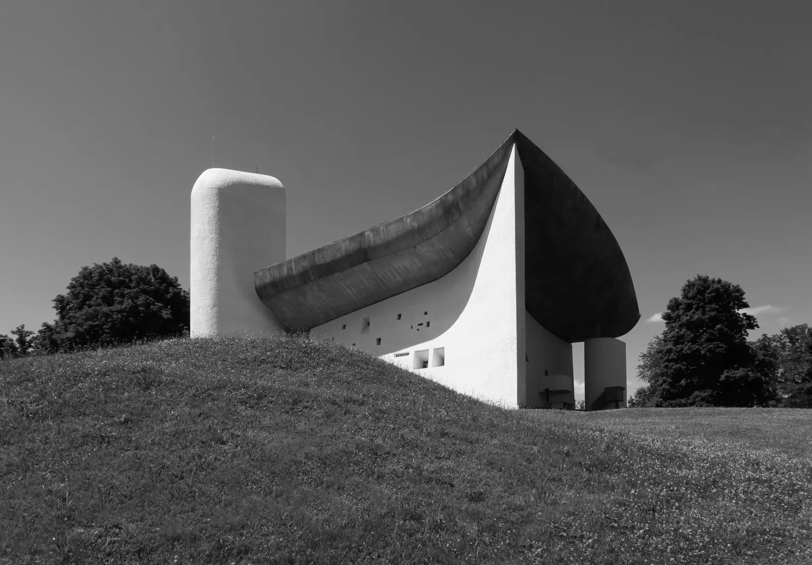 Новая фотосерия Paul Clemence исследует свет и материальность часовни Ле Корбюзье в Роншане