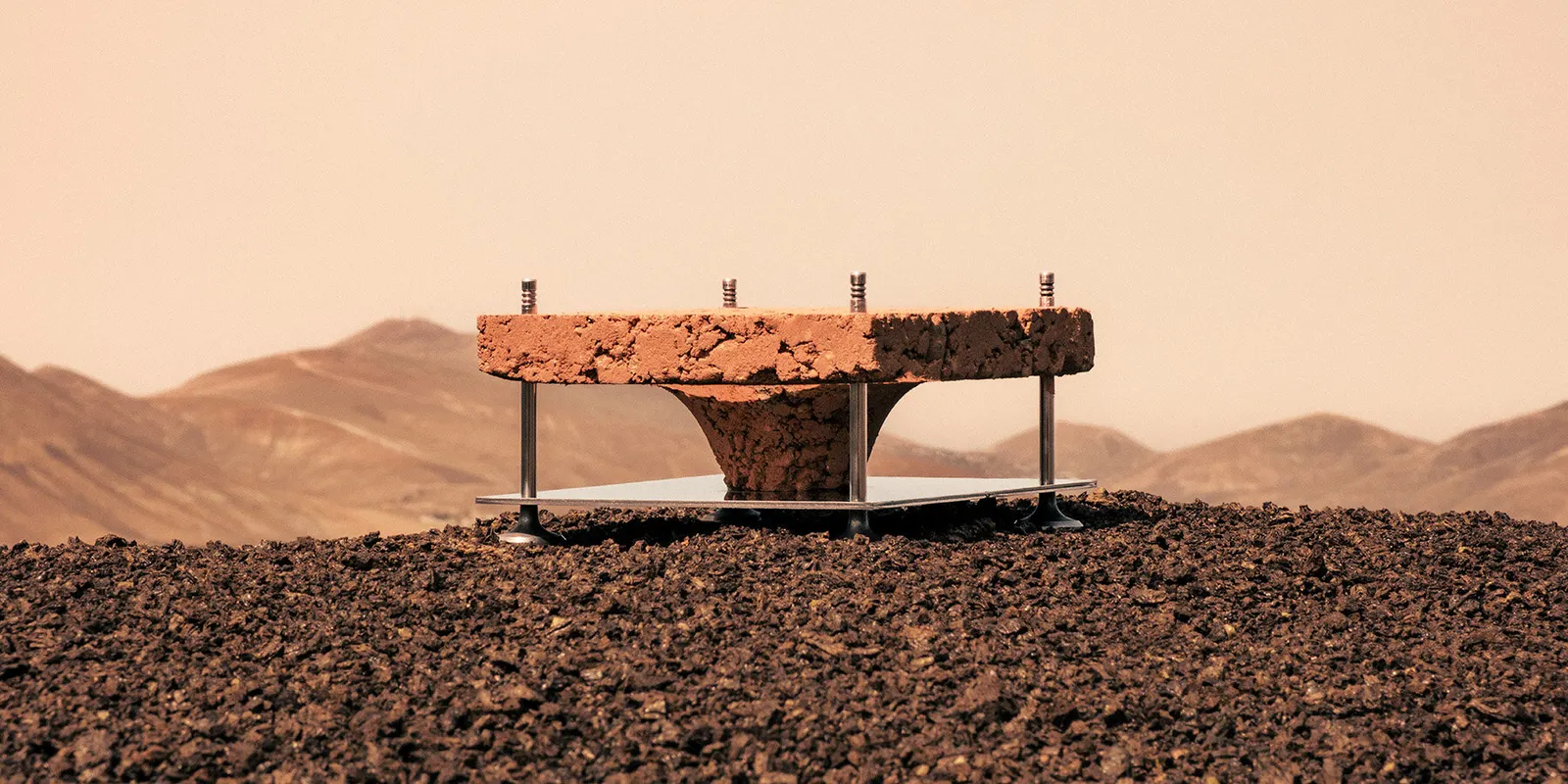 Martian Relics: коллекция домашней утвари из переработанной стали и трамбованной земли для жизни на Марсе