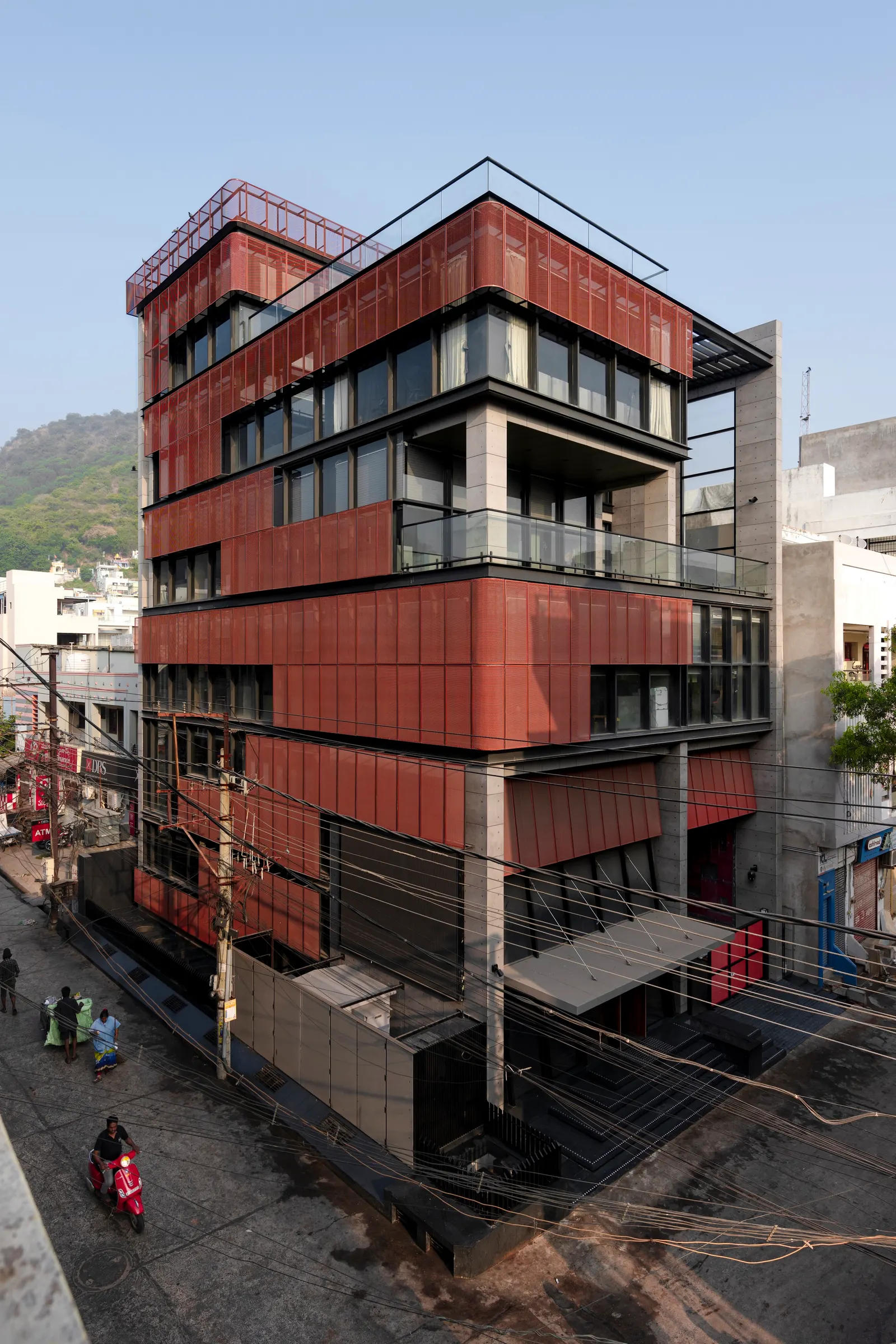 Screened Space Office Building / Studio UF+O: офис и опытный центр в историческом ядре Веджаявады