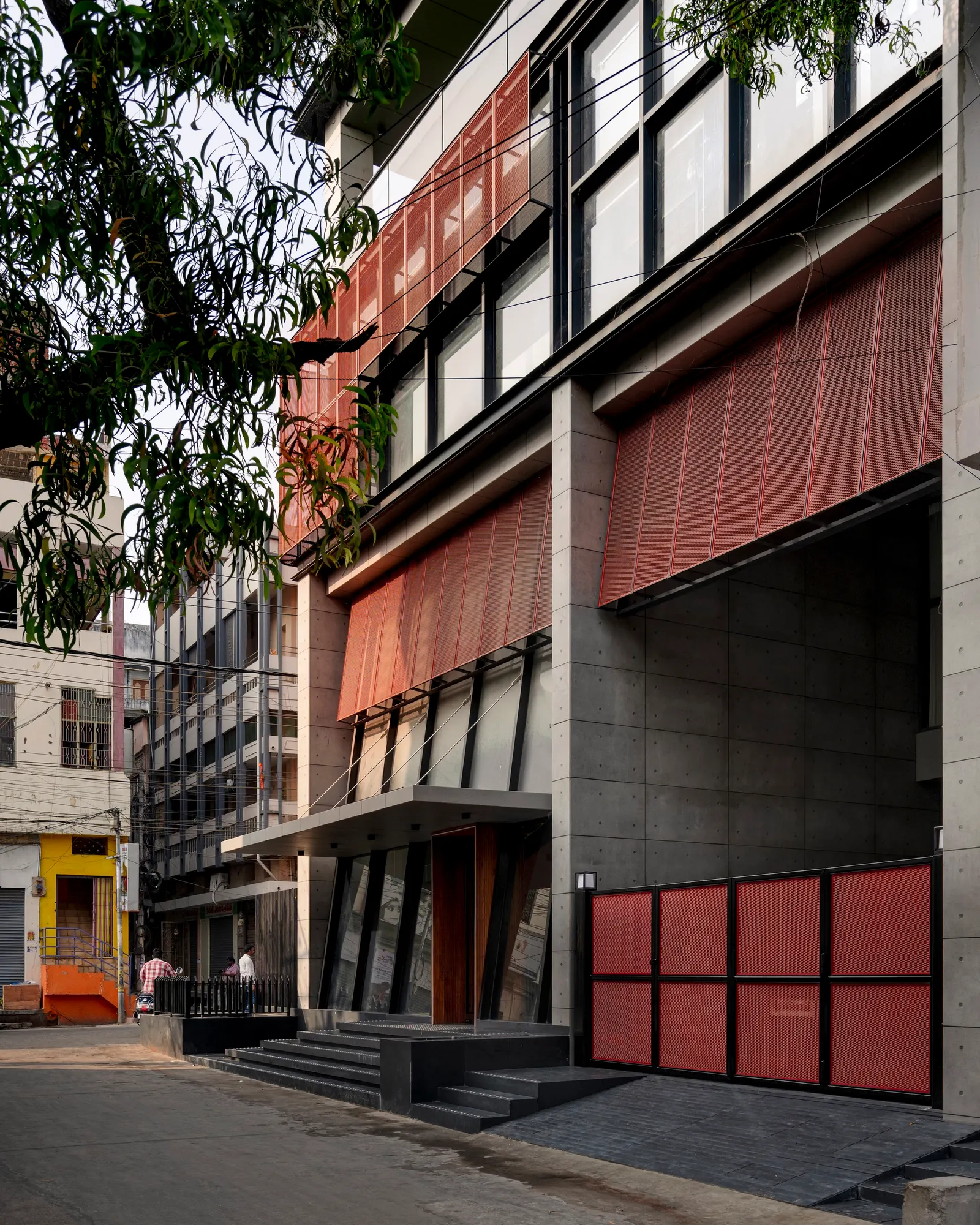 Screened Space Office Building / Studio UF+O: офис и опытный центр в историческом ядре Веджаявады