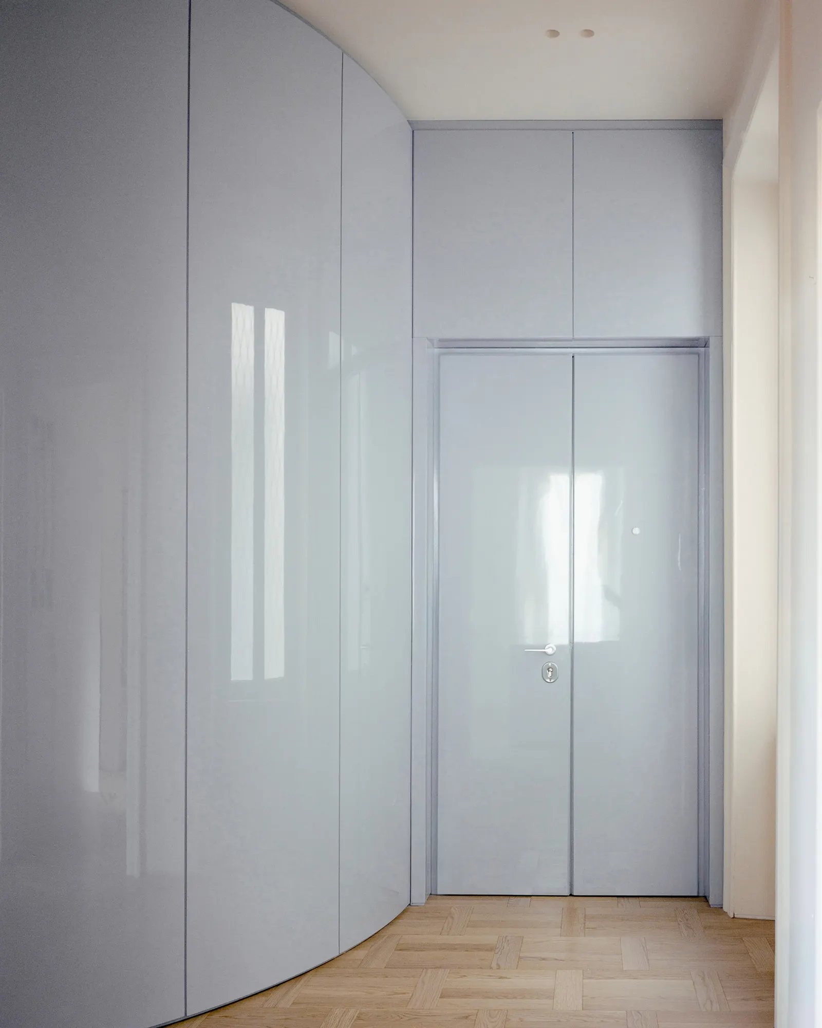 Дом с отражающей мебелью / Set Architects