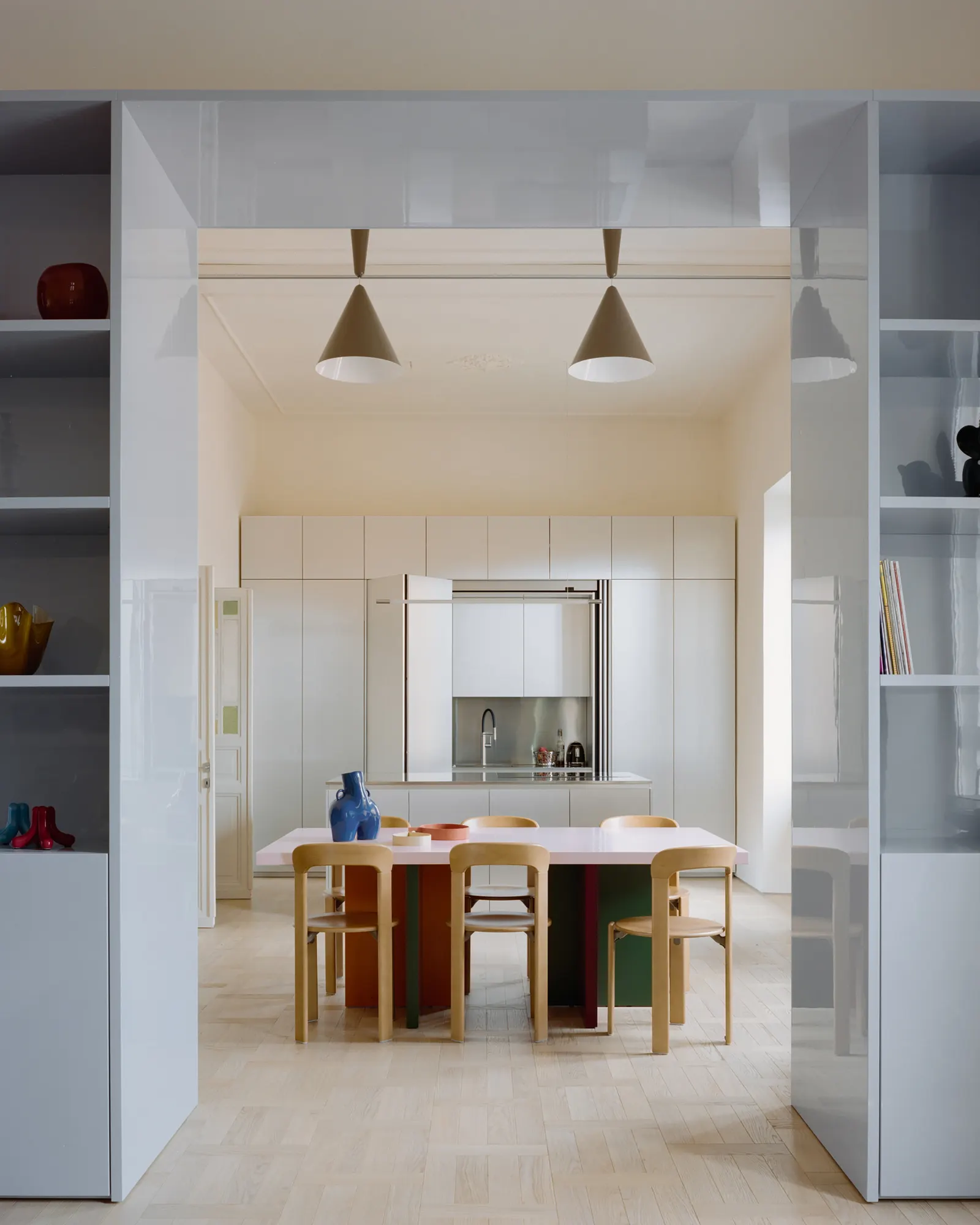 Дом с отражающей мебелью / Set Architects