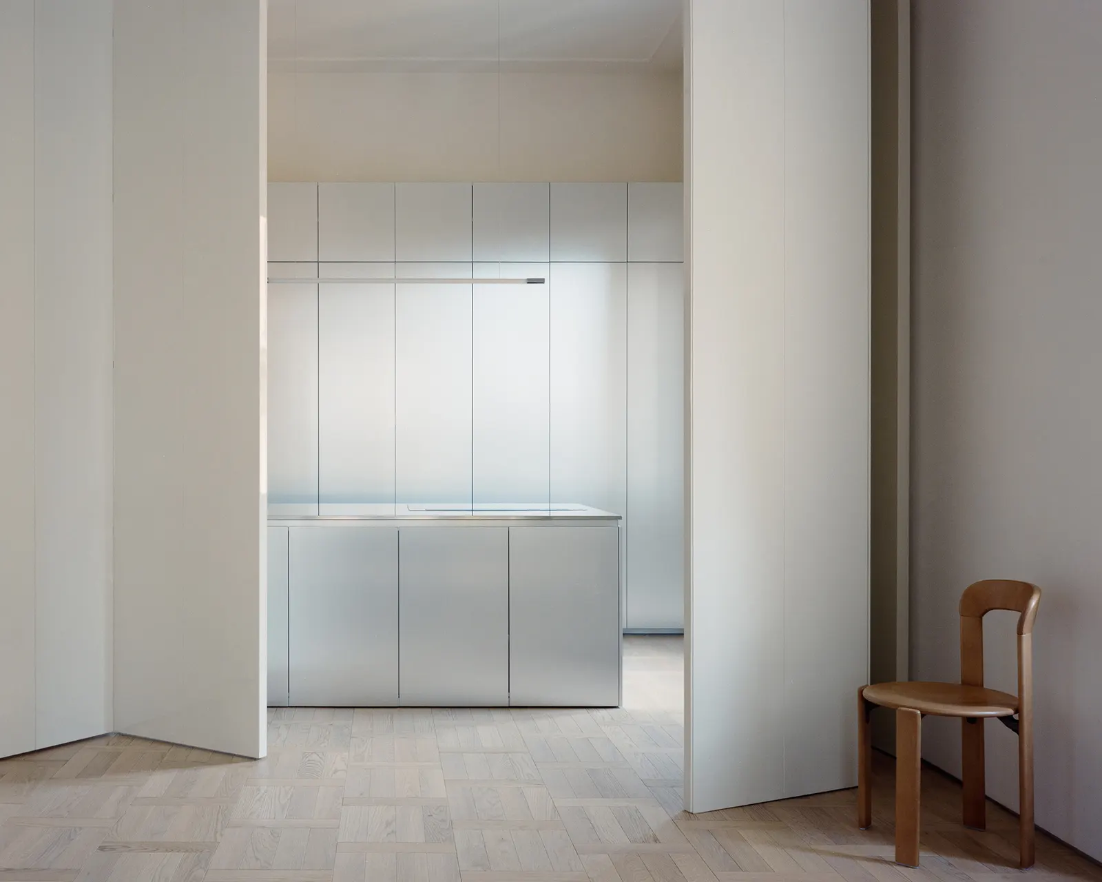 Дом с отражающей мебелью / Set Architects