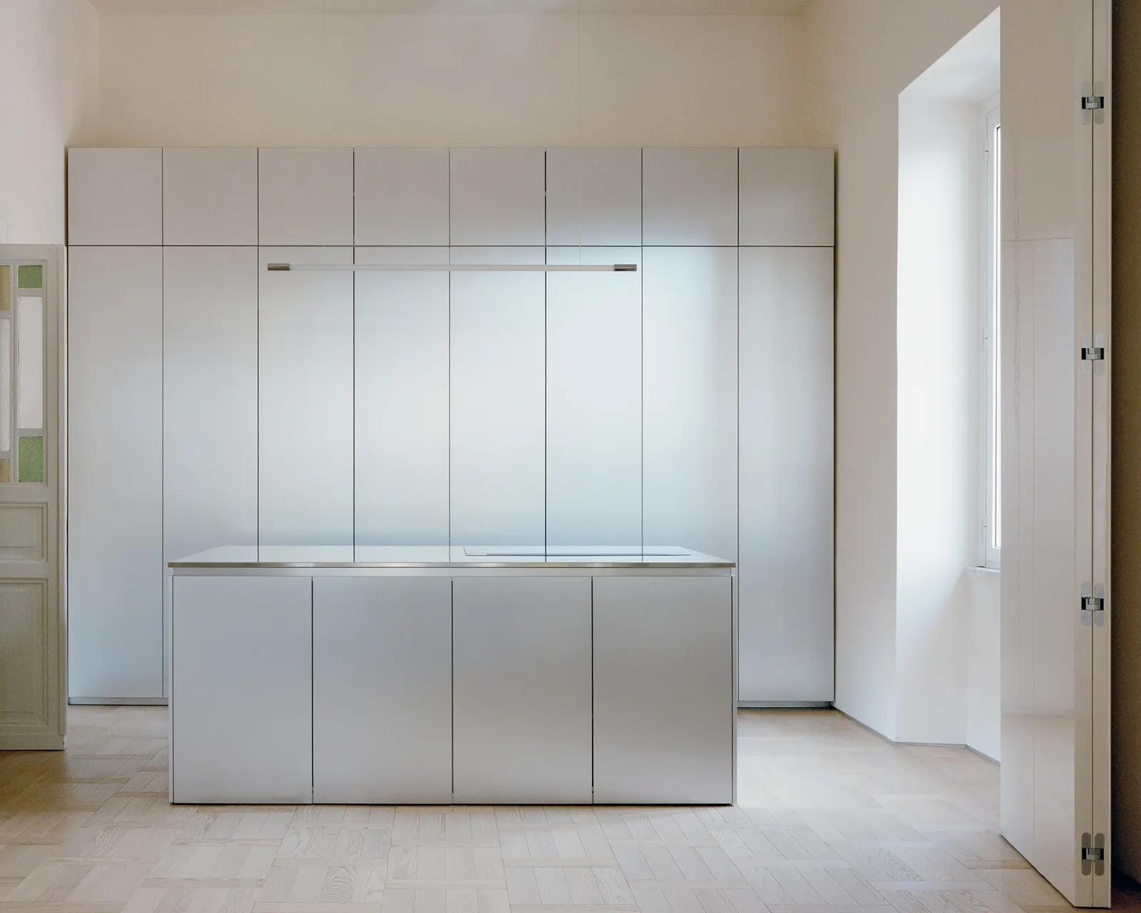 Дом с отражающей мебелью / Set Architects