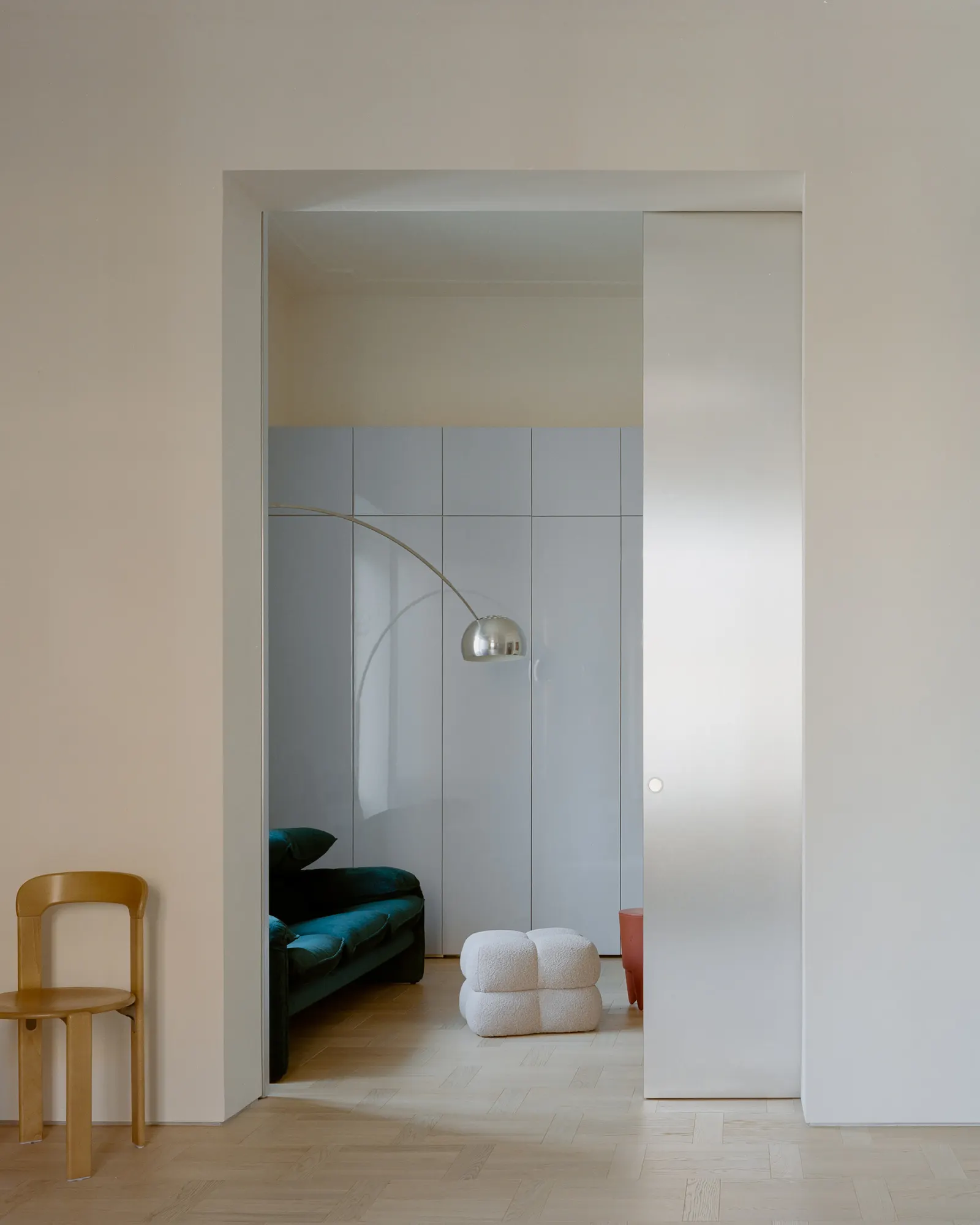 Дом с отражающей мебелью / Set Architects
