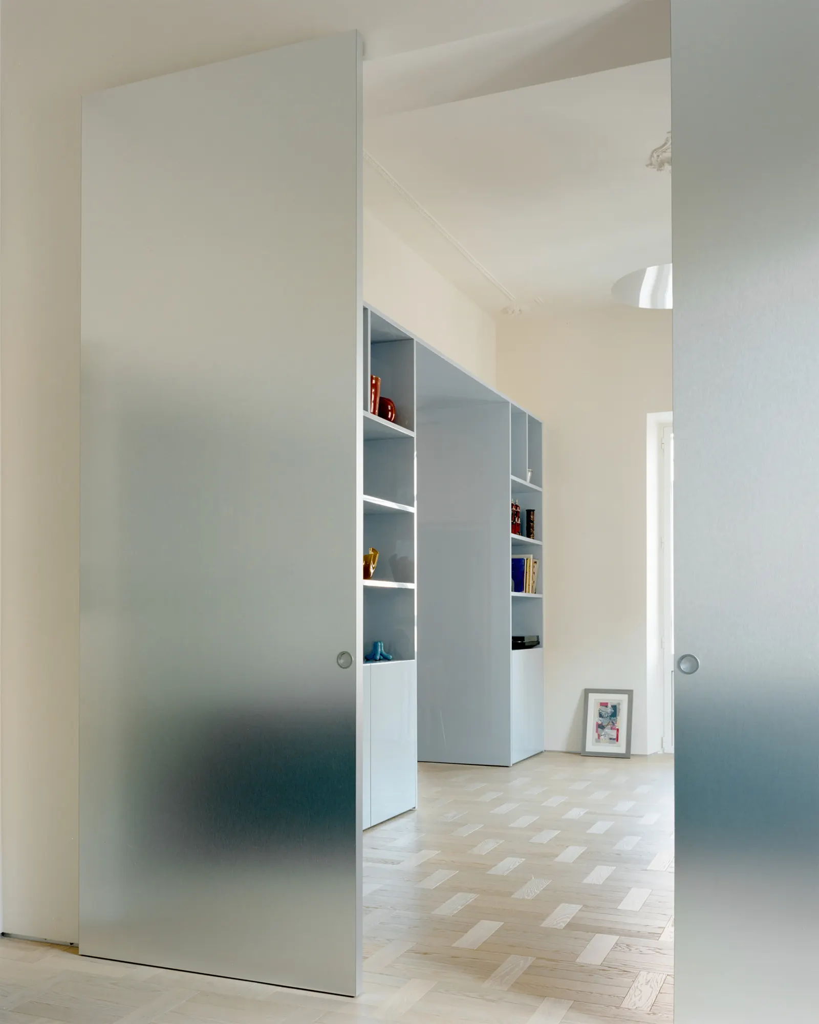 Дом с отражающей мебелью / Set Architects