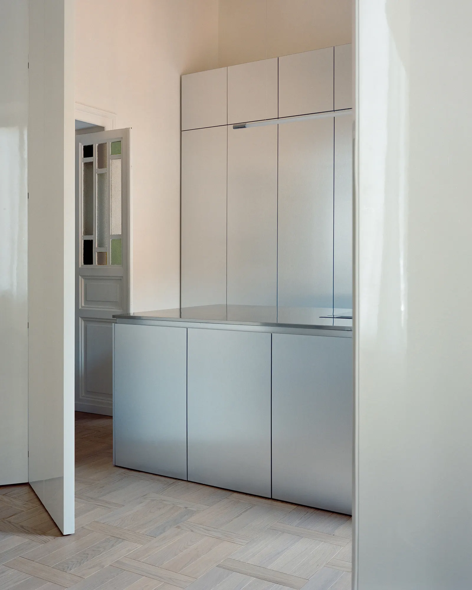 Дом с отражающей мебелью / Set Architects