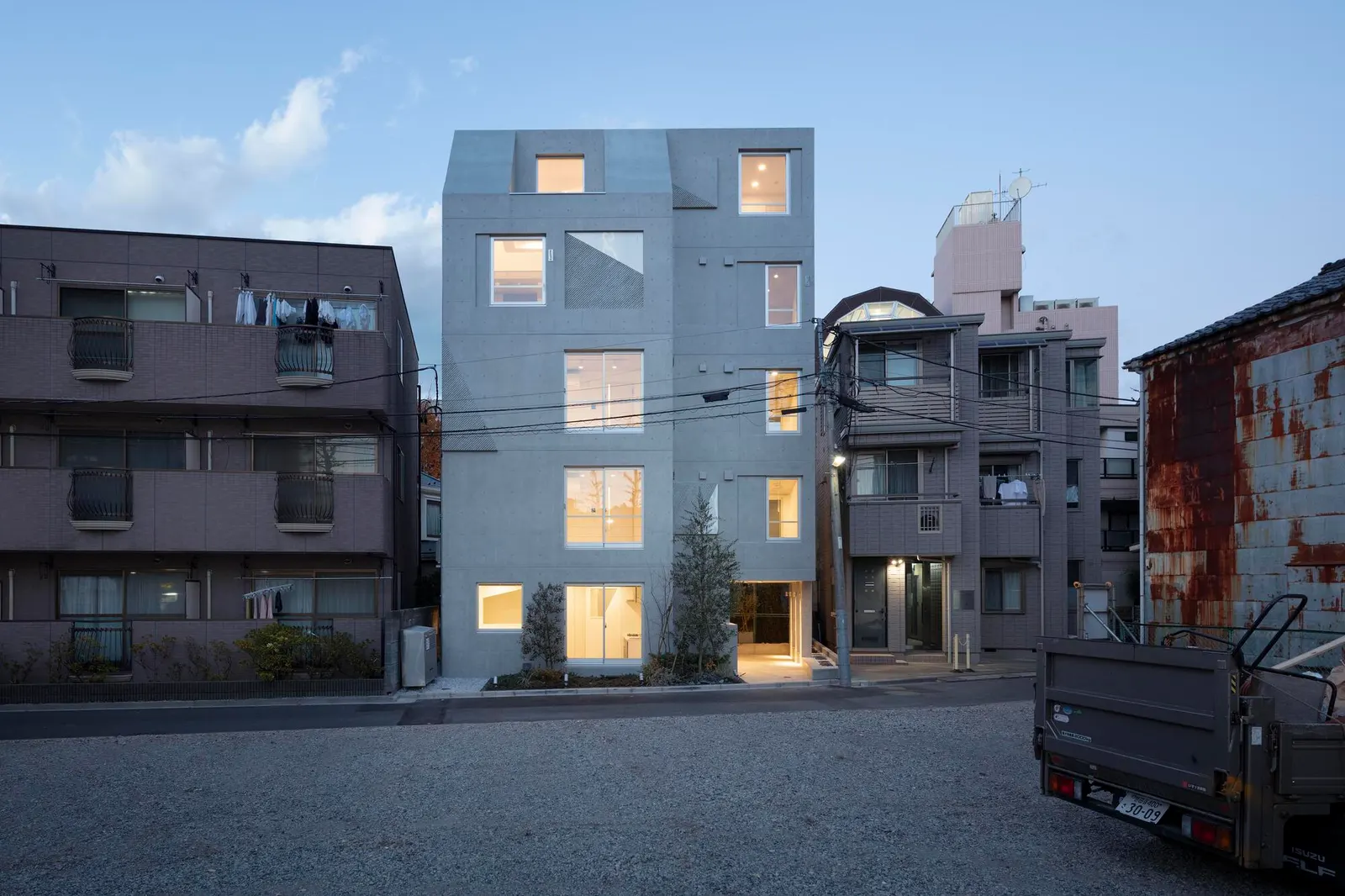 Shin Nakano Residence / Ryuichi Sasaki + Sasaki Architecture