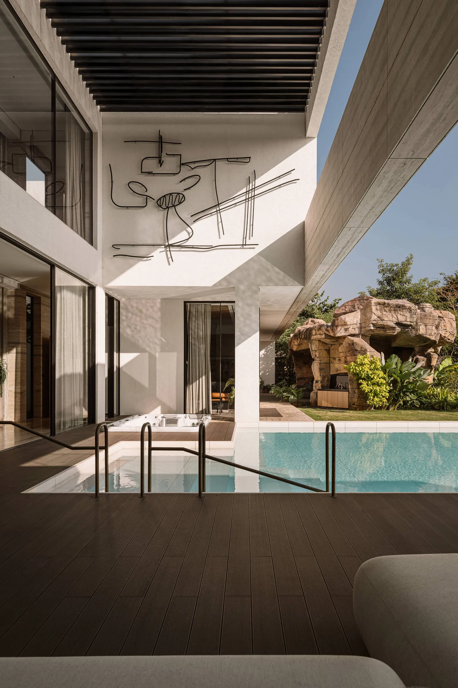 CASAVIVA Residence / SHROFFLEóN — дом как последовательность пространств в Алибаге