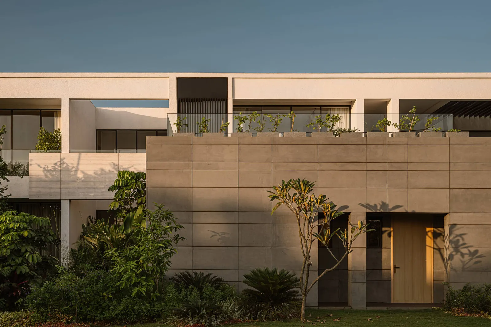 CASAVIVA Residence / SHROFFLEóN — дом как последовательность пространств в Алибаге