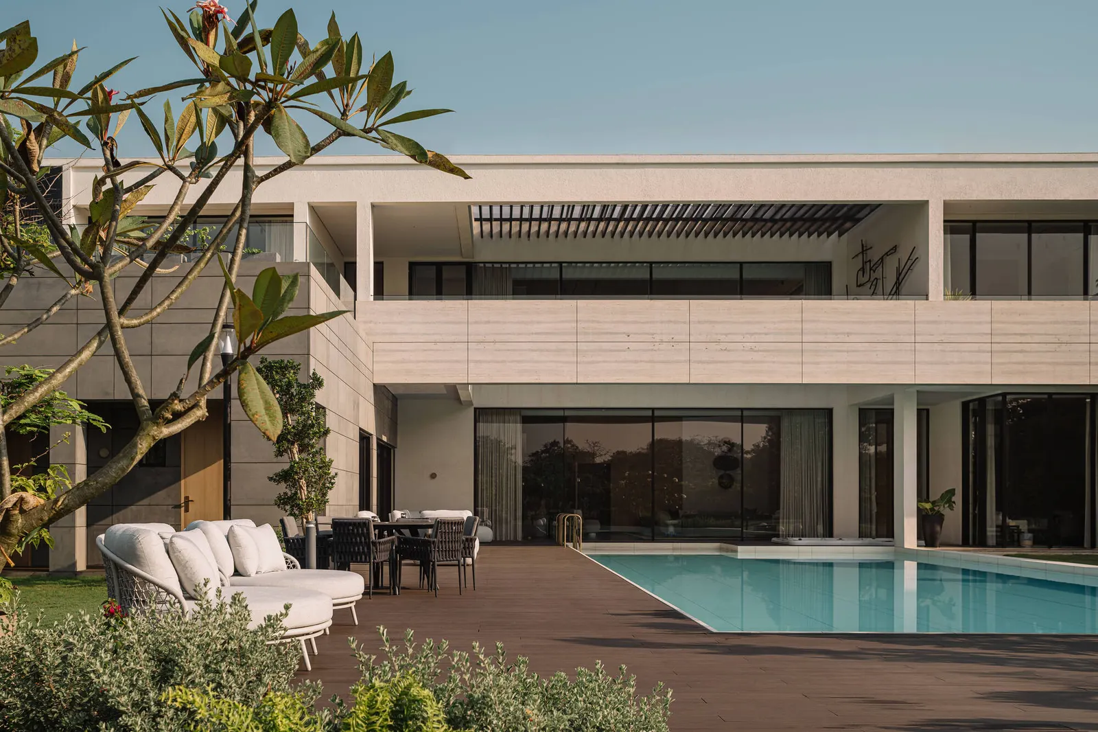 CASAVIVA Residence / SHROFFLEóN — дом как последовательность пространств в Алибаге