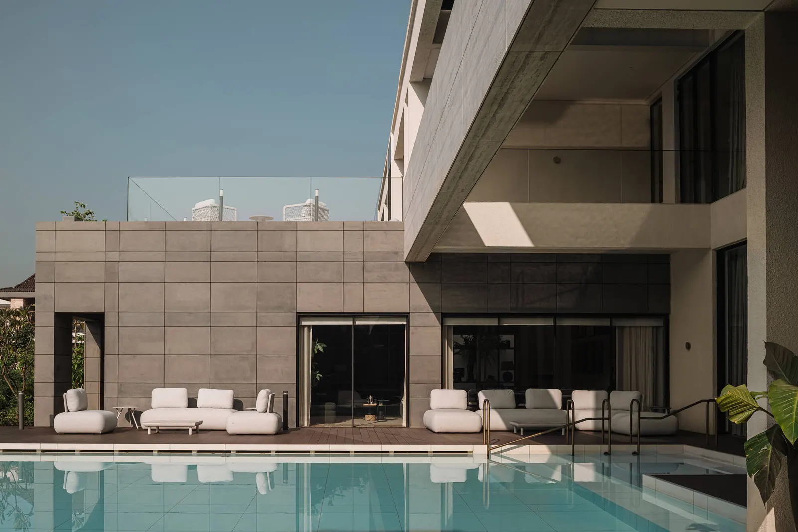 CASAVIVA Residence / SHROFFLEóN — дом как последовательность пространств в Алибаге
