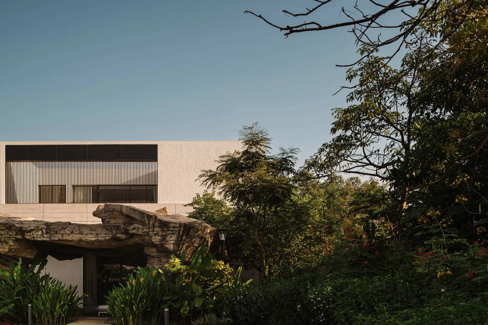 CASAVIVA Residence / SHROFFLEóN — дом как последовательность пространств в Алибаге