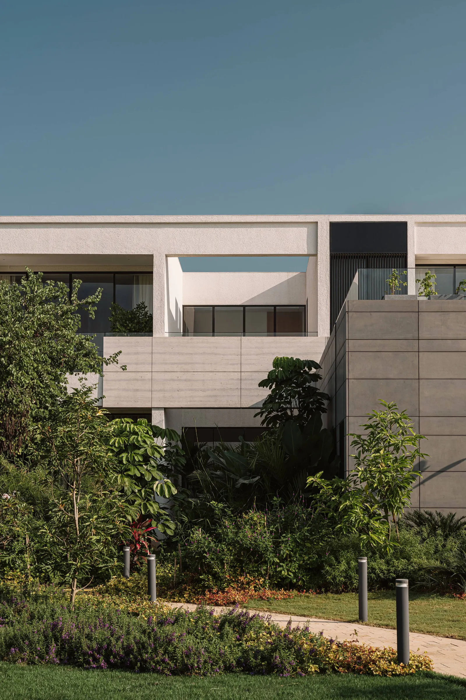 CASAVIVA Residence / SHROFFLEóN — дом как последовательность пространств в Алибаге