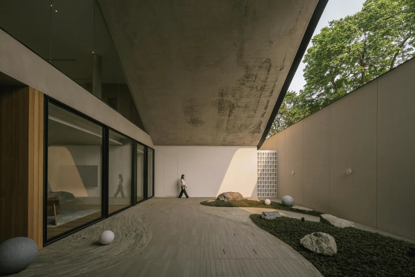 Split Mass Residence / K-Thengono Design Studio