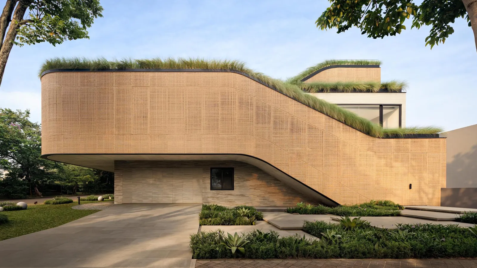 Split Mass Residence / K-Thengono Design Studio