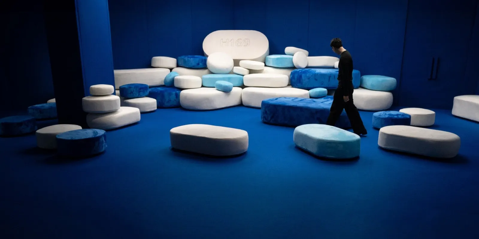 PiLLOW: инсталляция из подушек в форме таблеток, переводящая бессонницу в тактильное пространство