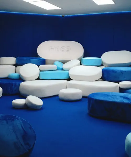 PiLLOW: инсталляция из подушек в форме таблеток, переводящая бессонницу в тактильное пространство