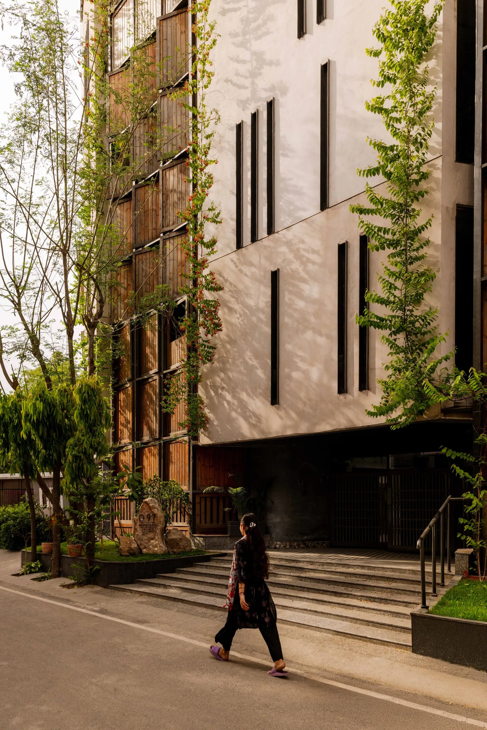 Дом Thirds / Architects Collaborative в Нью-Дели: участок-треугольник и архитектура на стыке улиц