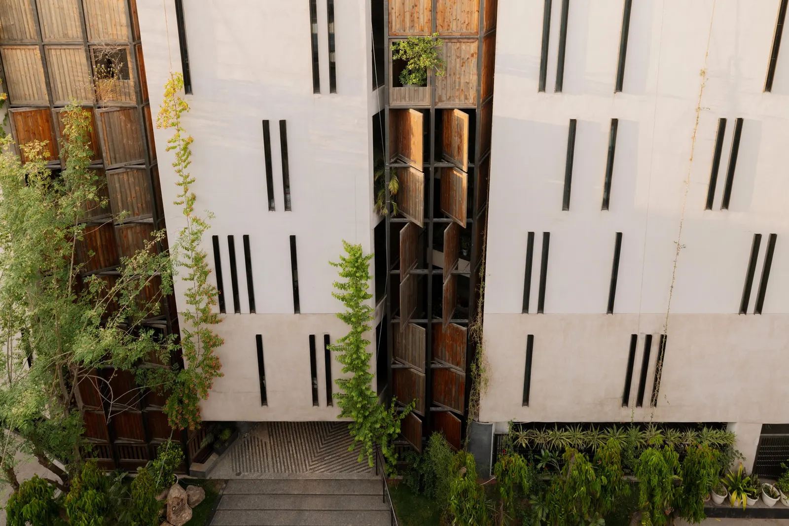 Дом Thirds / Architects Collaborative в Нью-Дели: участок-треугольник и архитектура на стыке улиц