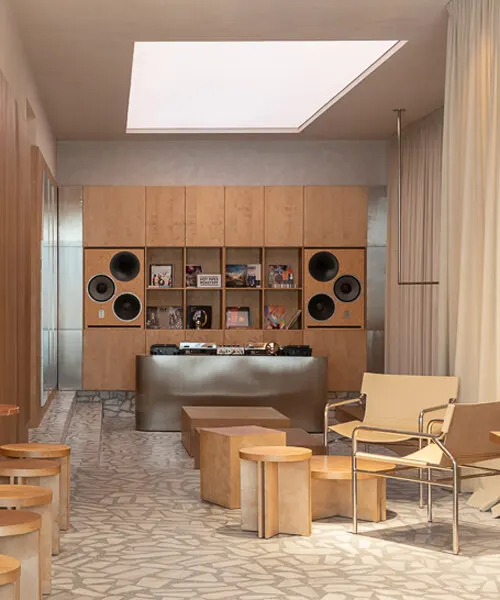 ukyo X в Клуж-Напоке: кафе, listening bar и коворкинг в восстановленном историческом интерьере
