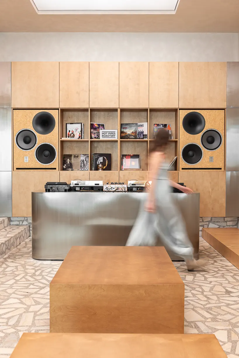 ukyo X в Клуж-Напоке: кафе, listening bar и коворкинг в восстановленном историческом интерьере