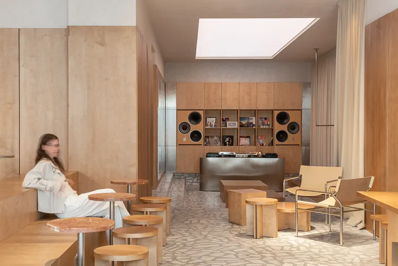 ukyo X в Клуж-Напоке: кафе, listening bar и коворкинг в восстановленном историческом интерьере