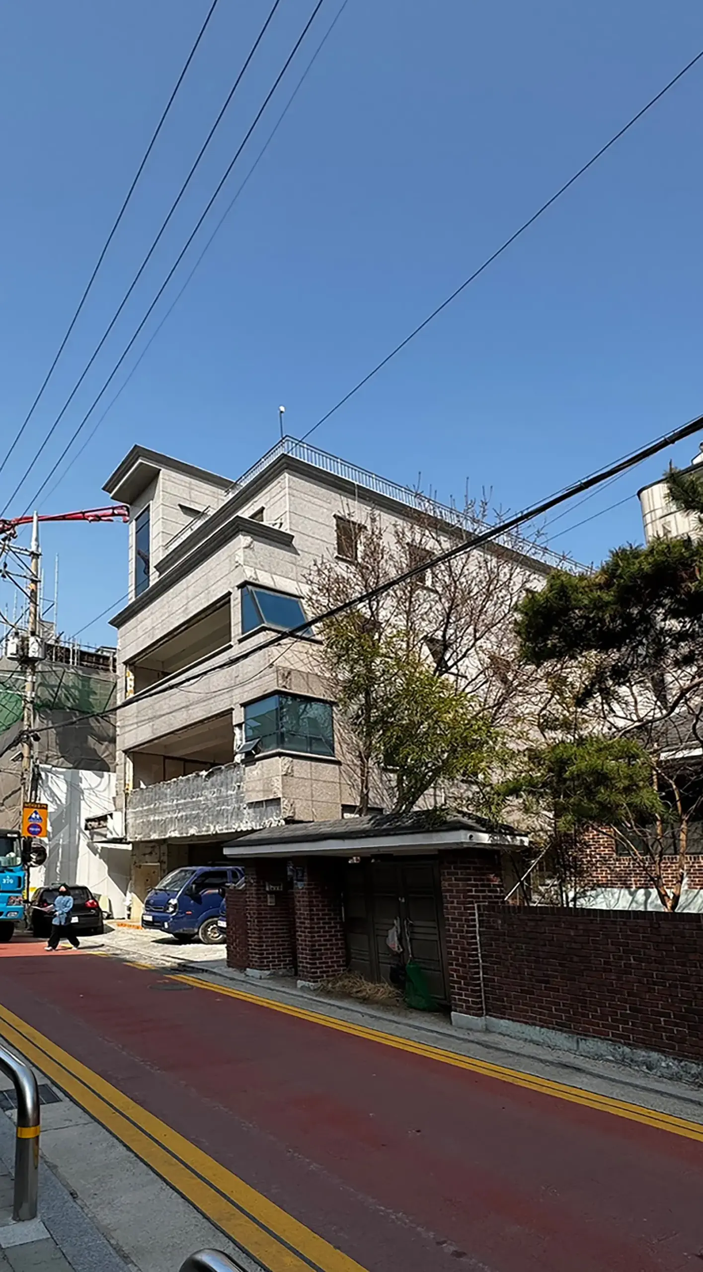 HOURS Commercial Building / See Architects