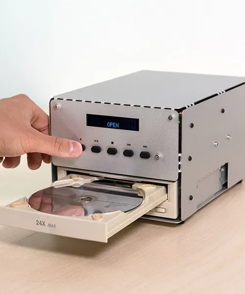 CD-ROM PLAYER 01: модульный алюминиевый CD-плеер, собранный из бывших компьютерных приводов