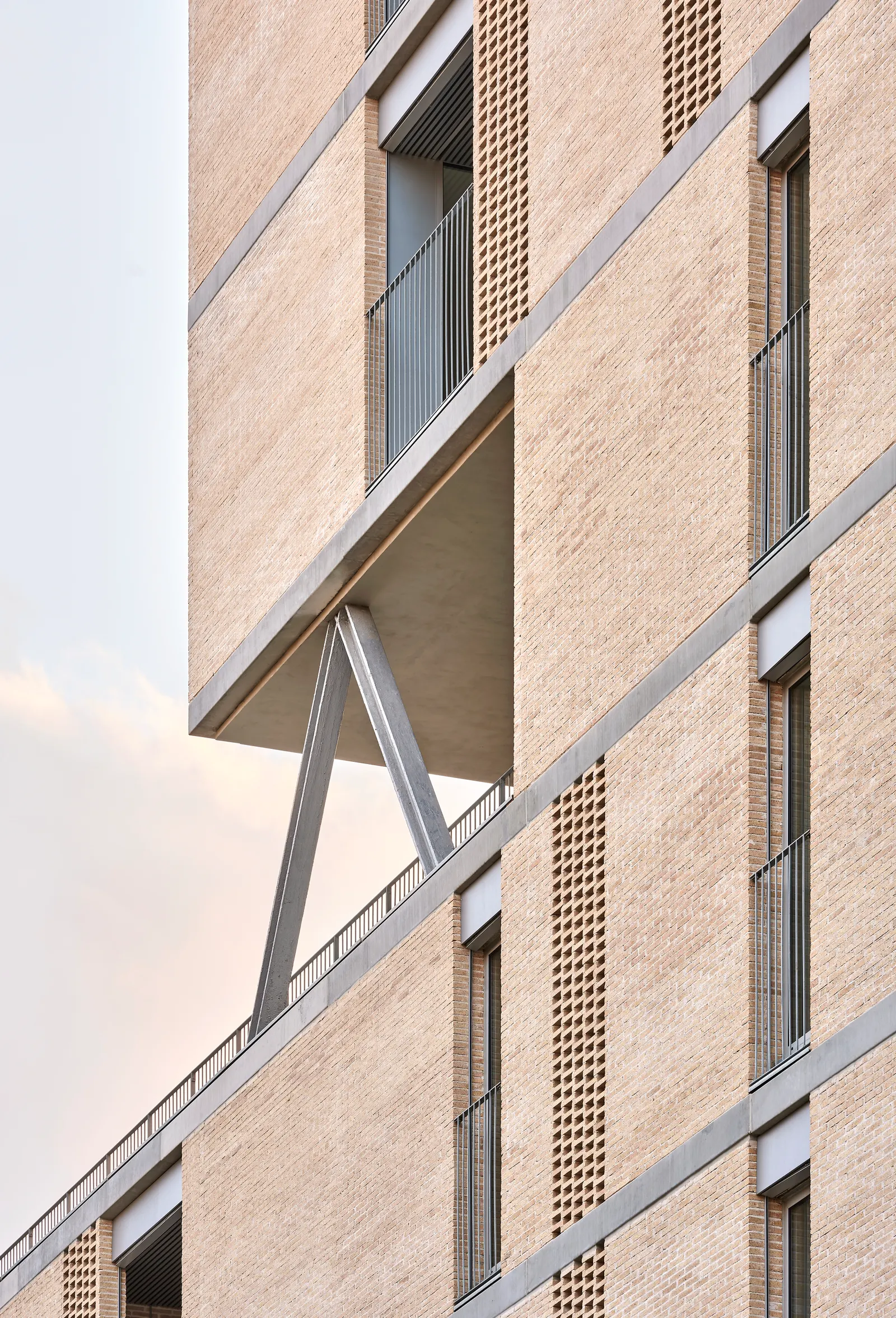 Social Atrium — 54 единицы социального жилья в Бесосе / Peris+Toral.arquitectes