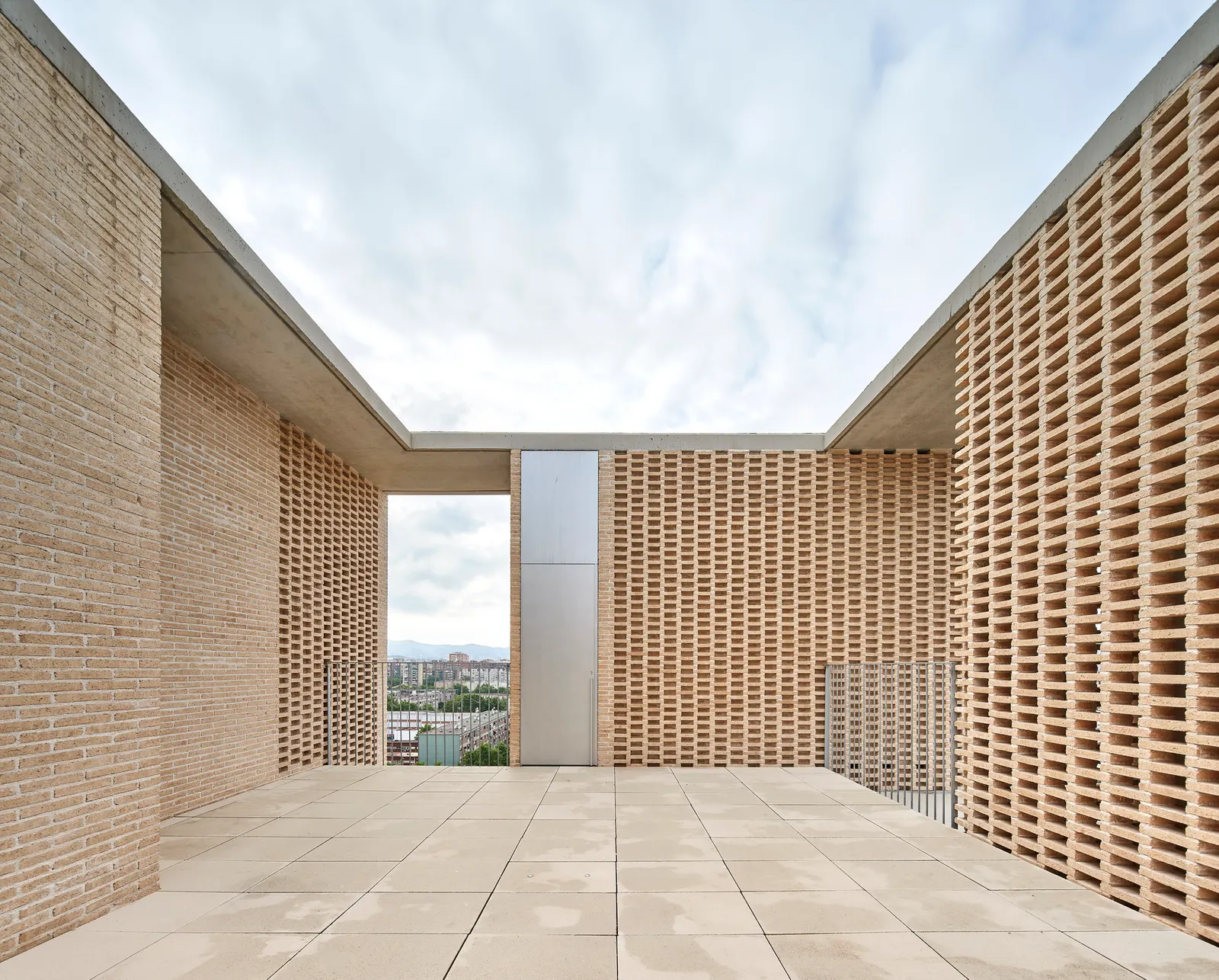 Social Atrium — 54 единицы социального жилья в Бесосе / Peris+Toral.arquitectes