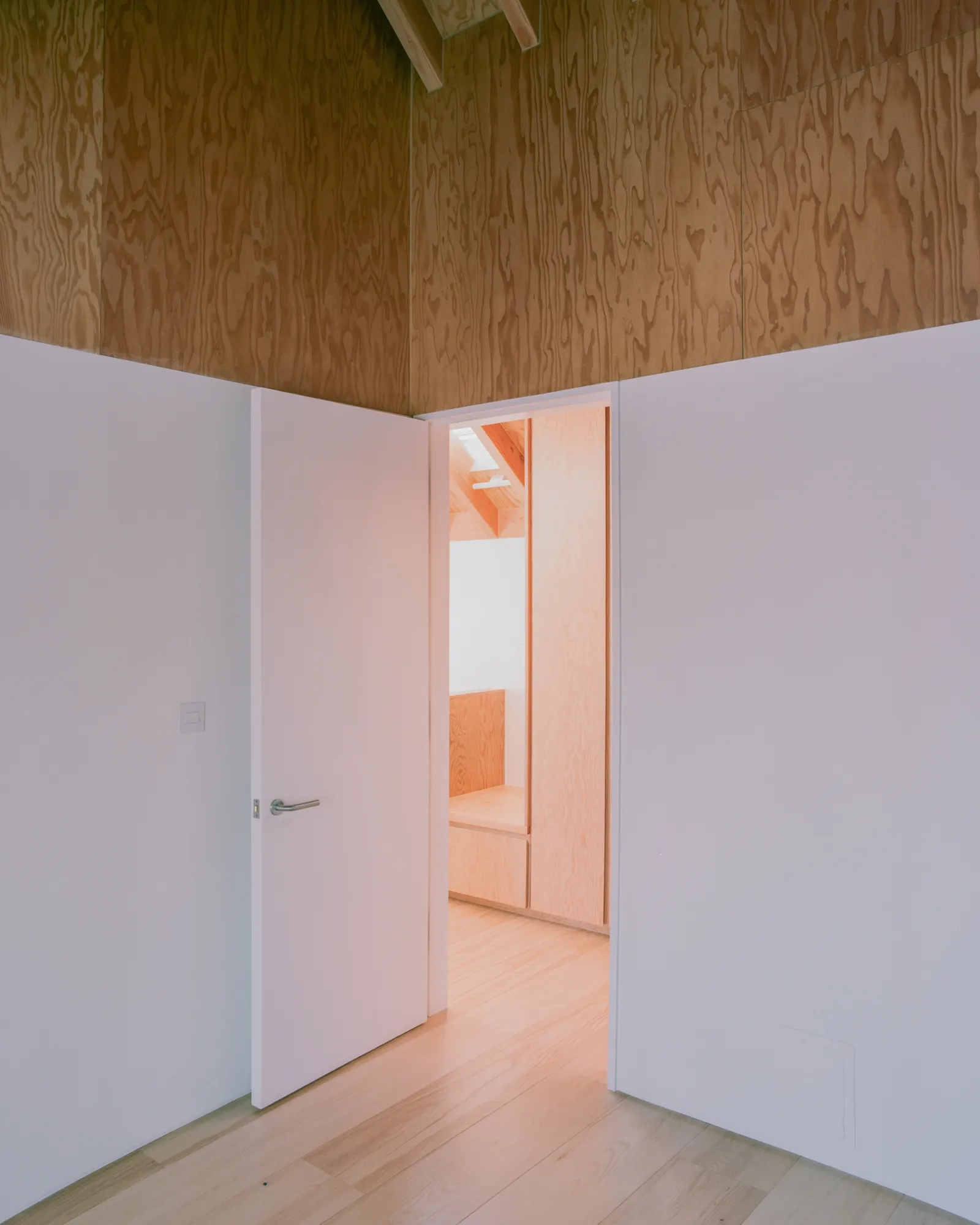 Wade House / Wadhal — компактный двухспальный дом в Рейслипе на участке бывших гаражей