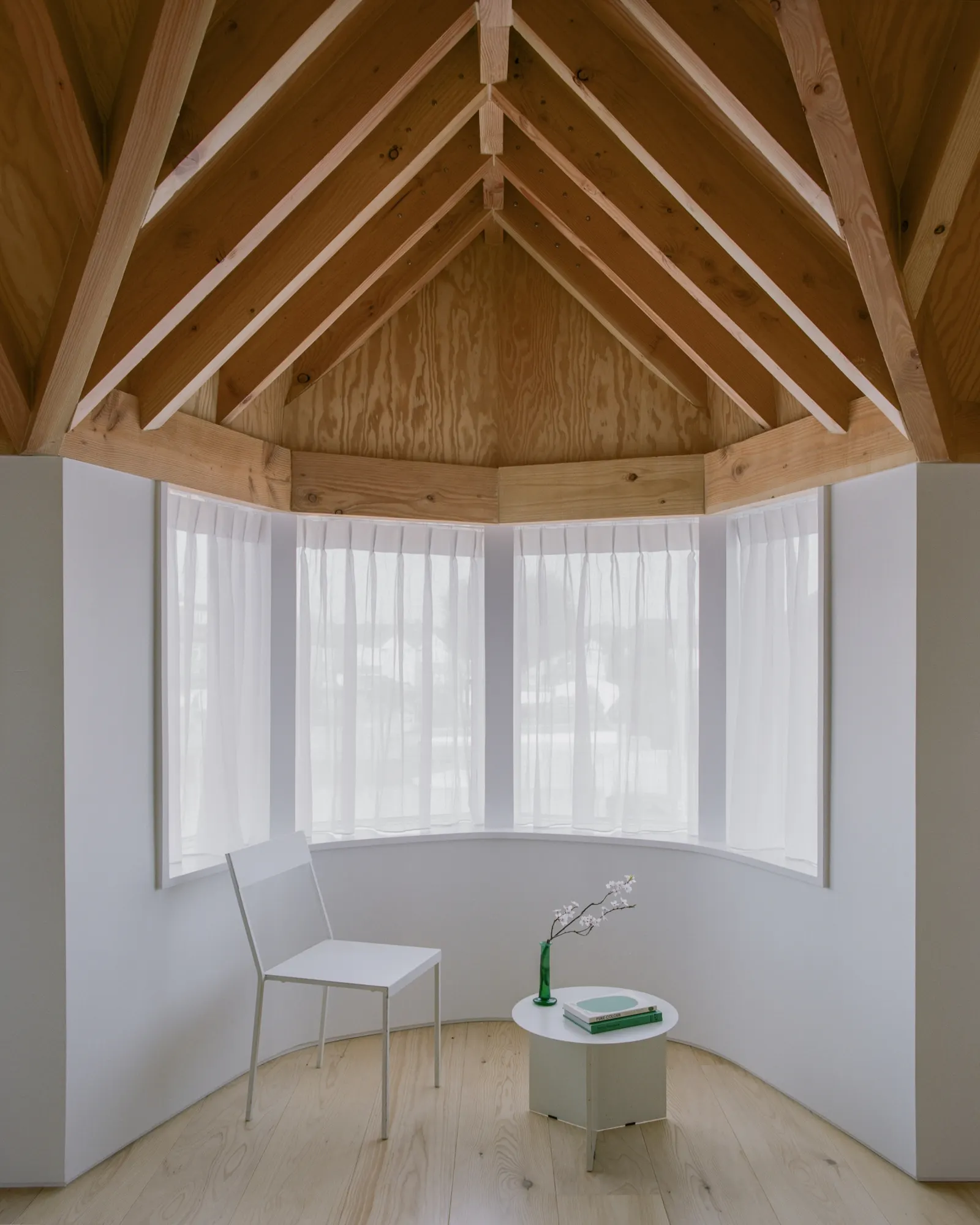 Wade House / Wadhal — компактный двухспальный дом в Рейслипе на участке бывших гаражей