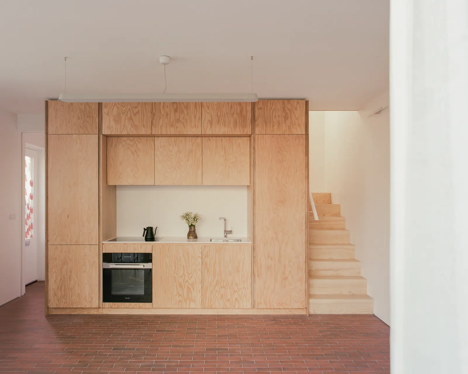 Wade House / Wadhal — компактный двухспальный дом в Рейслипе на участке бывших гаражей