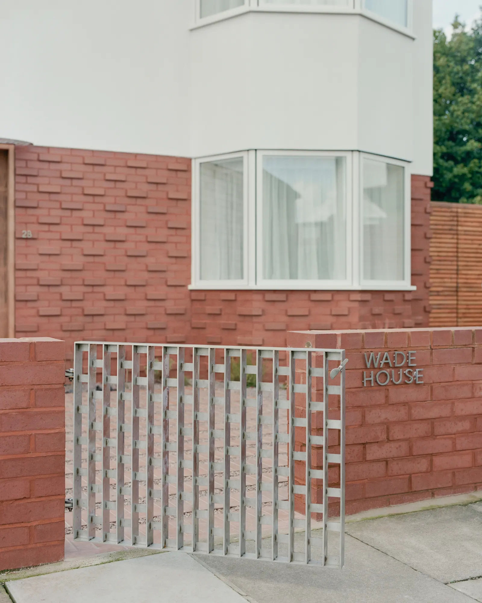 Wade House / Wadhal — компактный двухспальный дом в Рейслипе на участке бывших гаражей